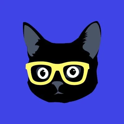 Kucing hitam dengan kacamata besar memperlihatkan ekspresi cerdas di atas latar belakang biru, menciptakan kesan lucu dan menggemaskan.