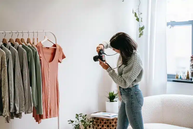 Ketiga, Cara Jualan Online Laris di Facebook adalah Mengambil foto produk Anda sendiri