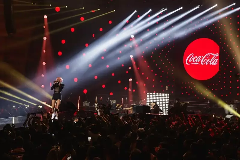 Contoh Event Marketing Sponsor Minuman Bersoda pada Acara Konser Musik Contoh Event Marketing Sponsor Minuman Bersoda pada Acara Konser Musik