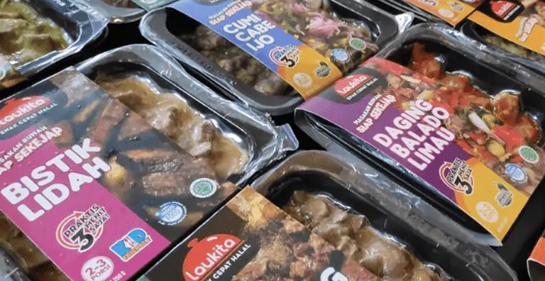 Kemasan makanan siap saji terletak secara berjejer. Setiap kemasan menampilkan variasi menu yang menarik, siap dinikmati dengan cepat.