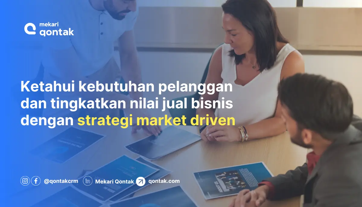 Tiga orang sedang berdiskusi di meja, menganalisis dokumen, dengan fokus pada kebutuhan pelanggan dan strategi bisnis yang berorientasi pasar.