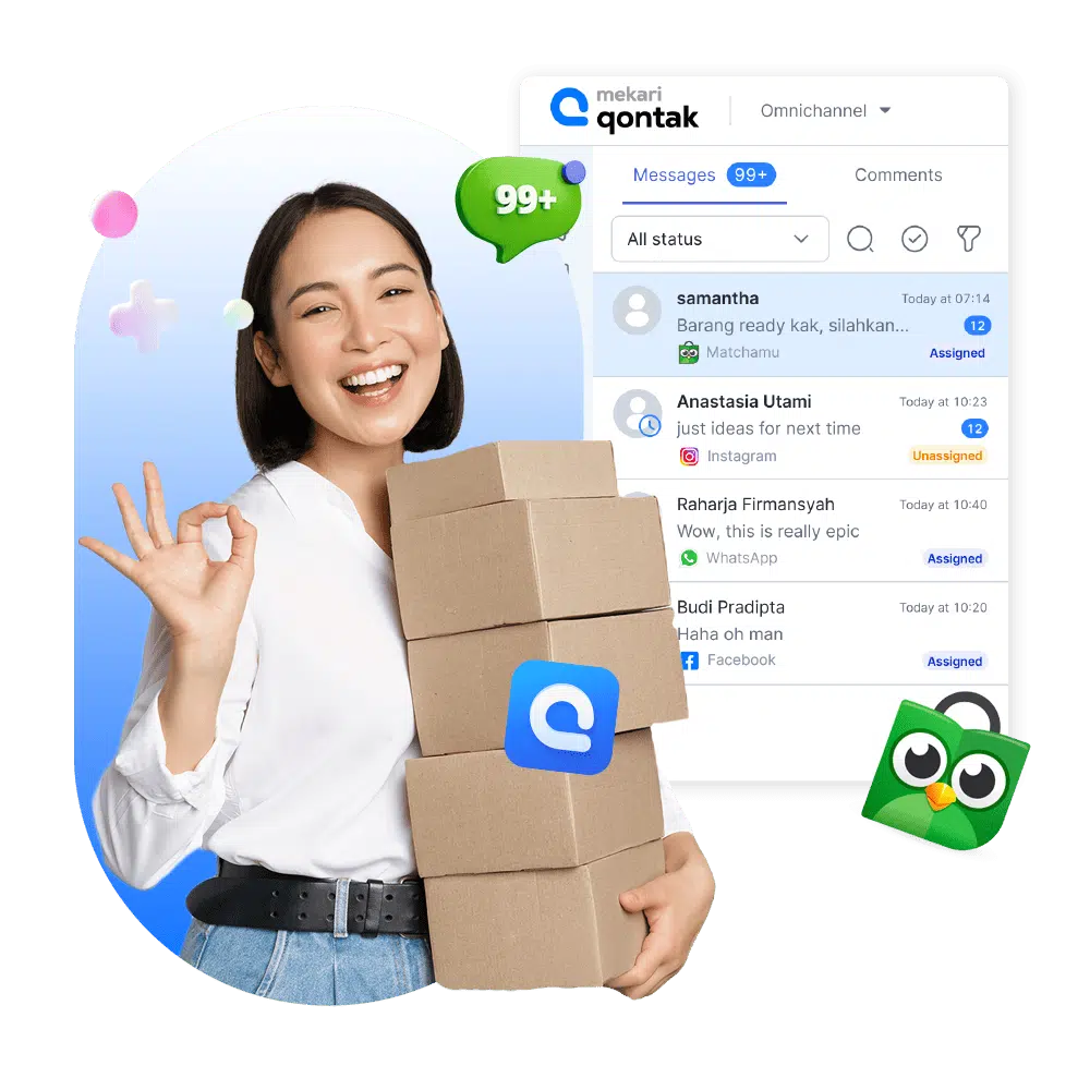 Seorang wanita tersenyum sambil memegang tumpukan kotak paket, menunjukkan dukungan layanan otomatisasi komunikasi bisnis di latar belakang berwarna.