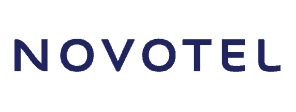 Logo Novotel terletak di latar belakang gelap, mencerminkan identitas merek hotel yang modern dan profesional. Desainnya sederhana namun elegan.