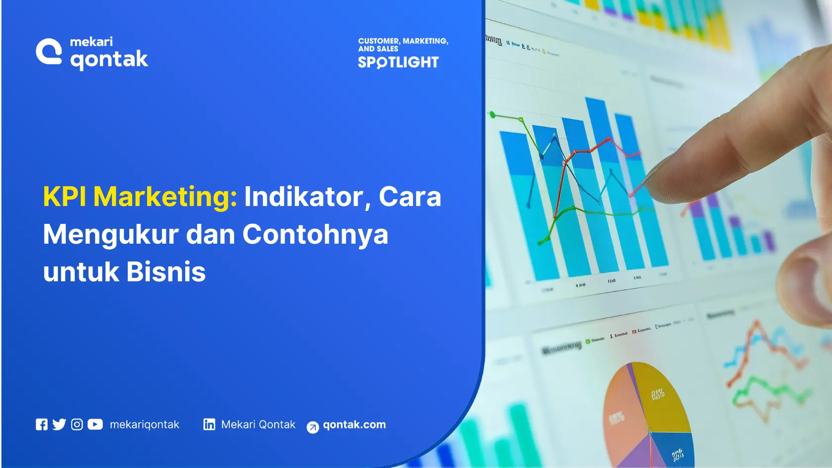 Grafik dan diagram menunjukkan analisis KPI marketing, sementara tangan seseorang menunjuk di layar untuk memahami data dan tren bisnis.