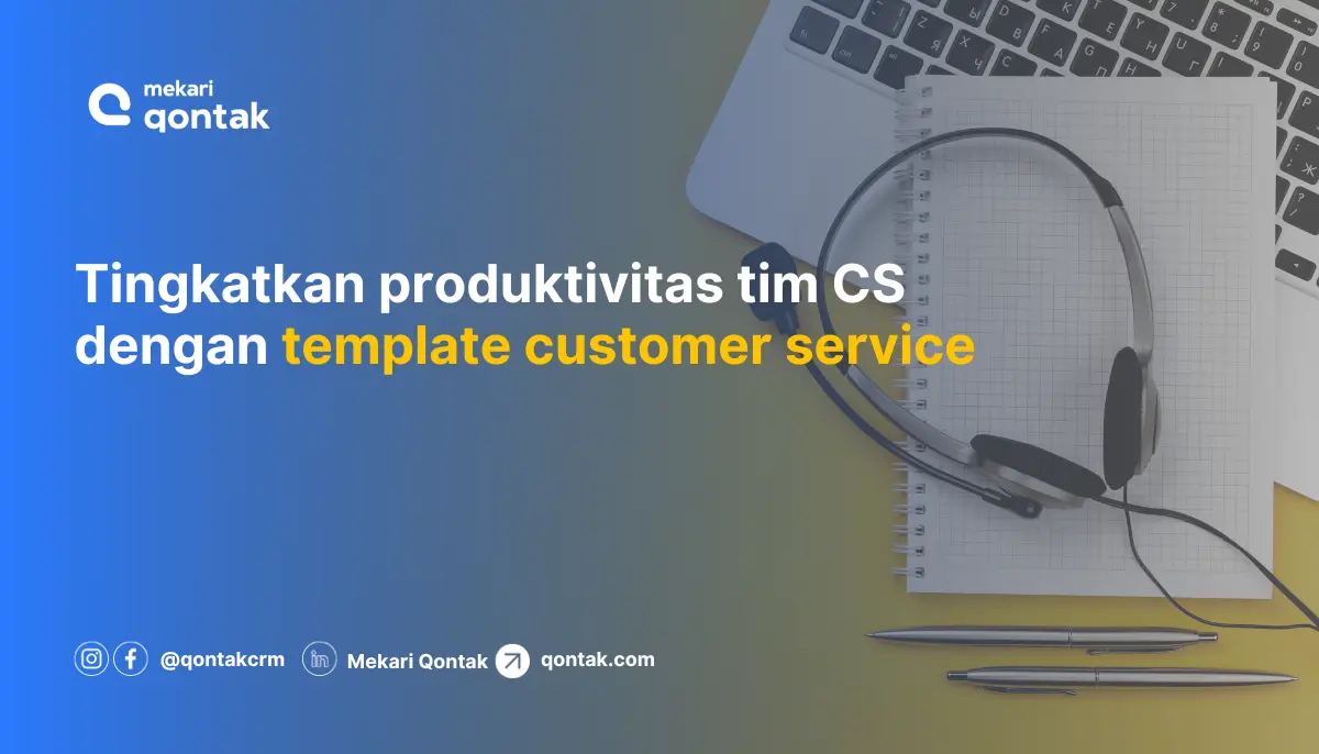 Headset terletak di atas buku catatan dan dekat dengan laptop, mengilustrasikan pentingnya template layanan pelanggan untuk meningkatkan produktivitas tim.