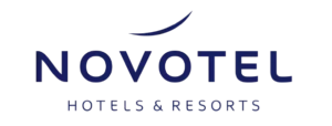 Logo Novotel menampilkan nama merek dengan huruf tebal berwarna biru, diakhiri dengan tulisan "Hotels & Resorts," yang menunjukkan konteks layanan akomodasi.
