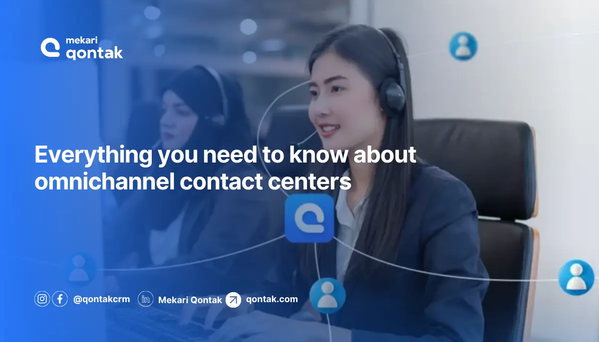 Sebuah pusat kontak dengan staf yang menggunakan headset, berfokus pada interaksi pelanggan di lingkungan yang modern dan profesional, menjelaskan multikanal.
