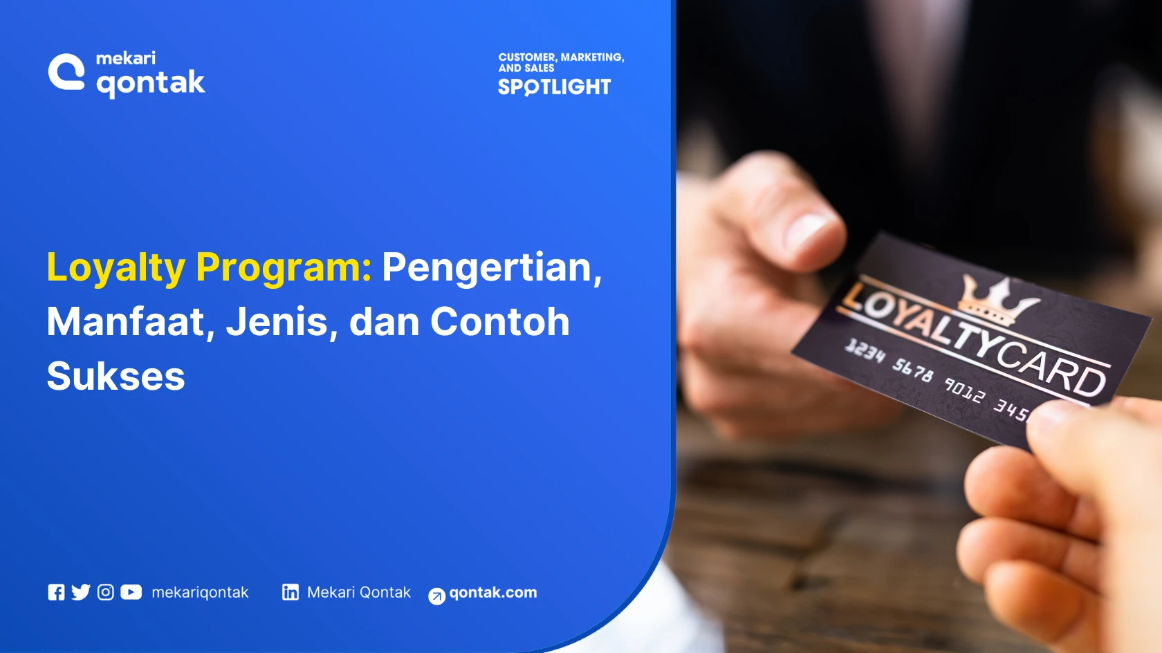 Kartu loyalti diserahkan dari tangan ke tangan, menyoroti konsep program loyalitas yang menjelaskan nilai dan jenisnya di konteks pemasaran.