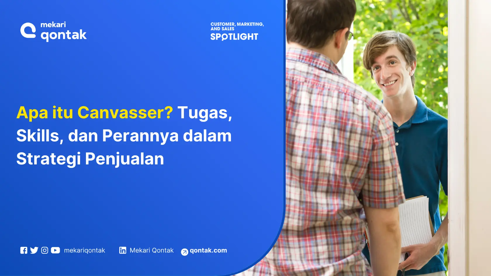 Dua orang berdiri di depan pintu, satu mengenakan kemeja bergaris dan memegang catatan, yang lainnya mengenakan kaos biru. Mereka terlibat dalam percakapan.