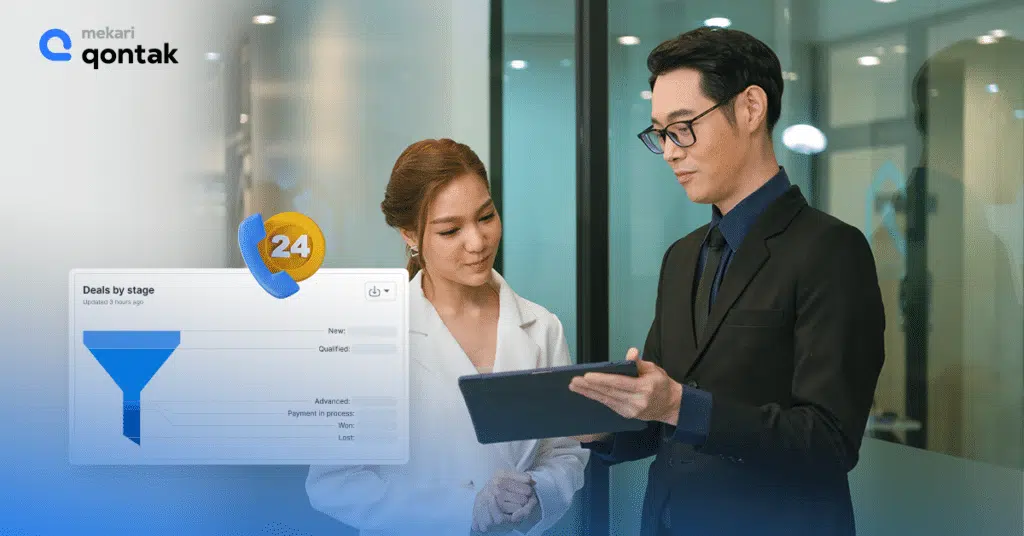 4. Sales Management Seorang pria mengenakan jas berdiskusi dengan wanita berpakaian formal di ruang kantor modern, sambil memperlihatkan data terkait transaksi di tablet.