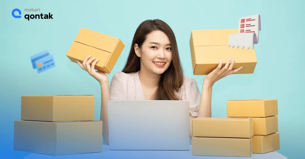7. Cross Selling dan Upselling Sejumlah kotak berwarna cokelat dikelilingi oleh seorang wanita yang memegang dua kotak sambil bekerja di depan laptop, menciptakan suasana sibuk pengiriman barang.