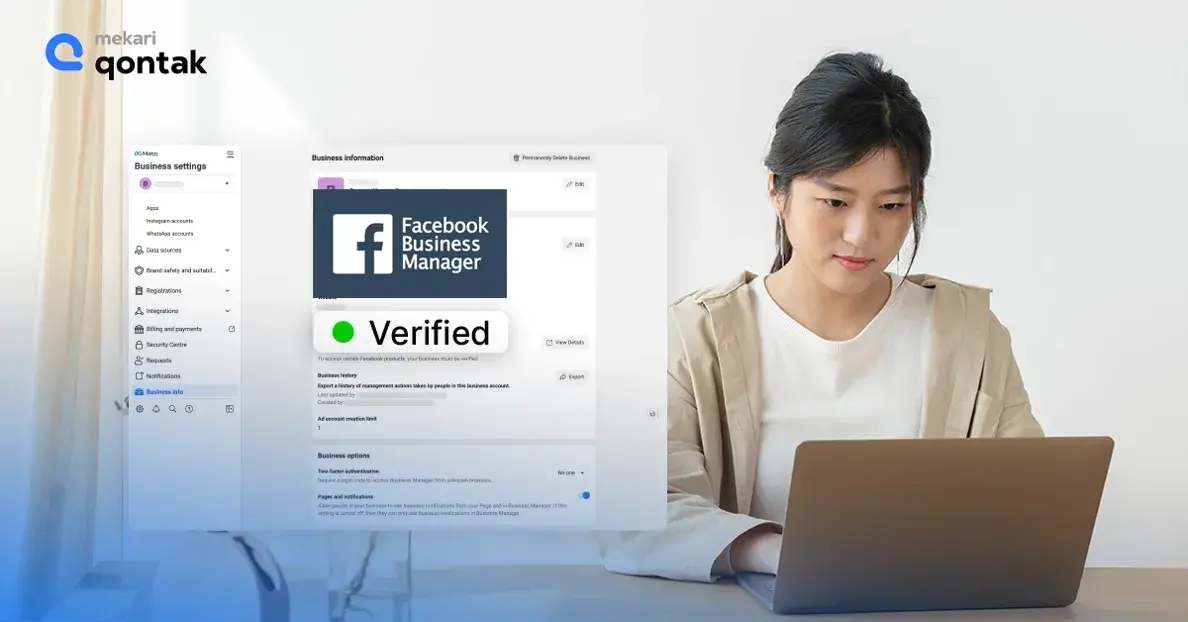 Sebuah laptop terbuka menampilkan antarmuka Facebook Business Manager yang menunjukkan status terverifikasi, digunakan di ruang kerja minimalis dengan pencahayaan alami.