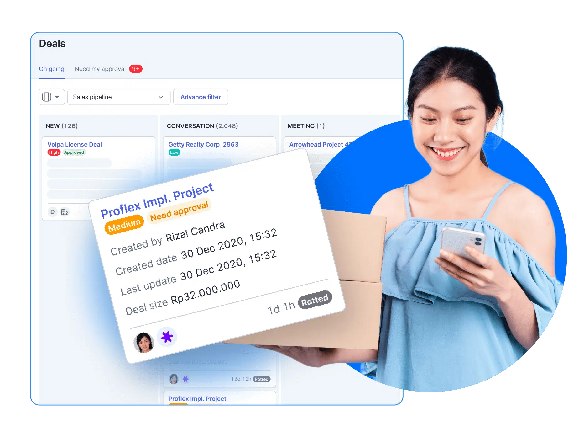Pengguna memegang ponsel sambil membawa kotak. Di latar belakang, tampilan aplikasi menunjukkan daftar proyek dan status persetujuan.