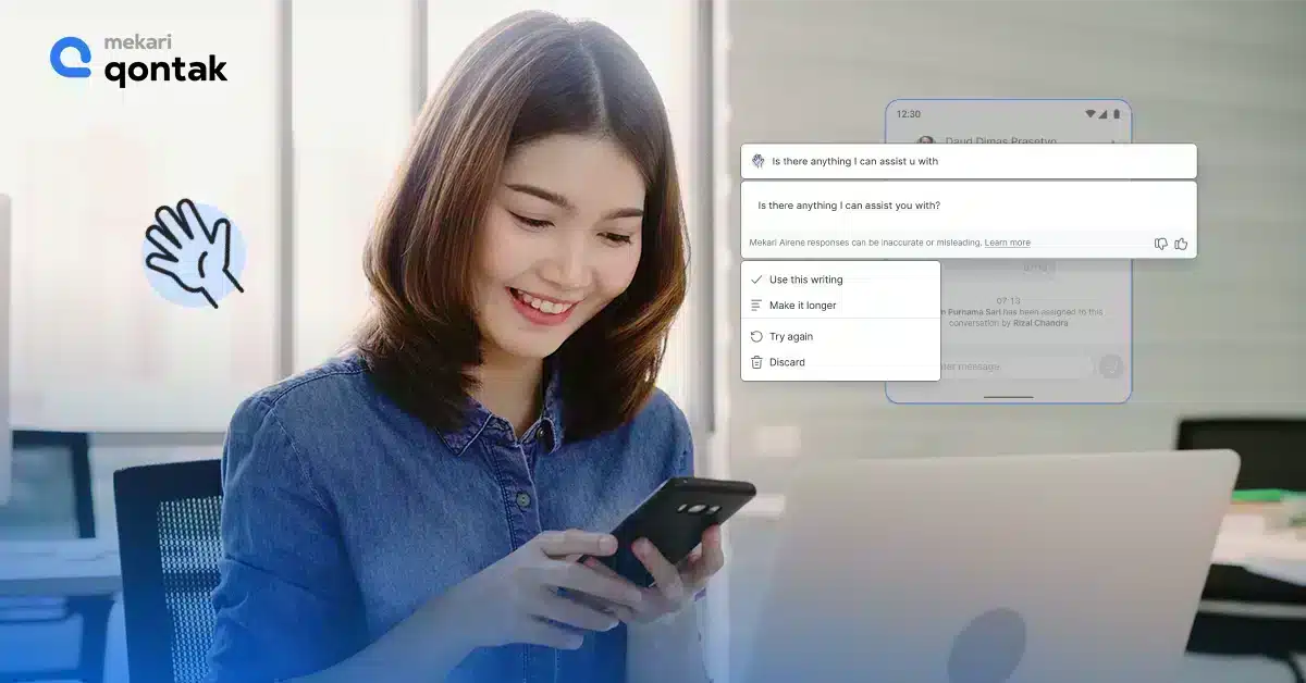 Seorang pengguna ponsel mengakses aplikasi chat di meja kerja, di mana tampak antarmuka dengan opsi untuk mengelola pesan.