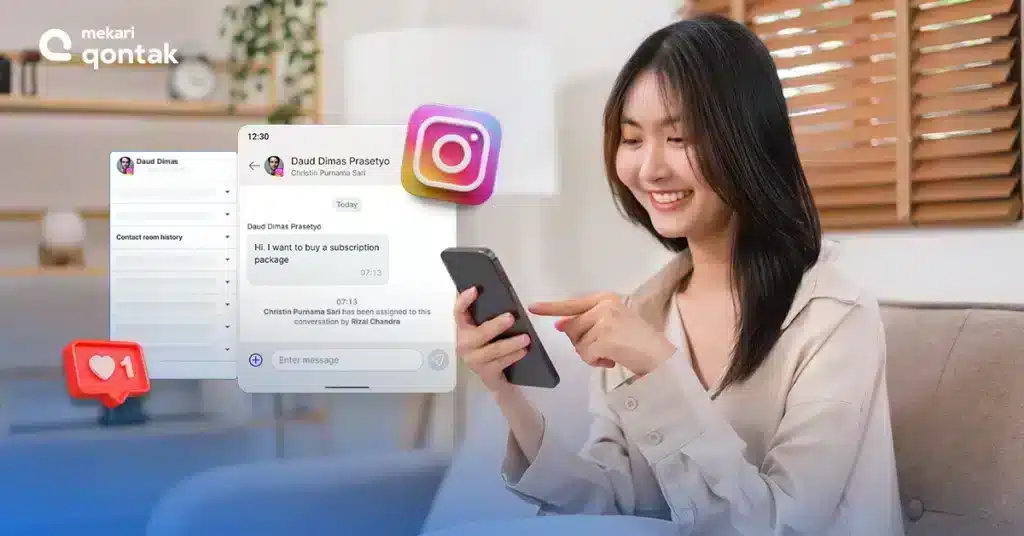 Understanding the Instagram API A Comprehensive Guide Sebuah ponsel dipegang dengan tangan, menampilkan aplikasi pesan. Pengguna sedang berkomunikasi mengenai pembelian paket langganan di lingkungan santai.