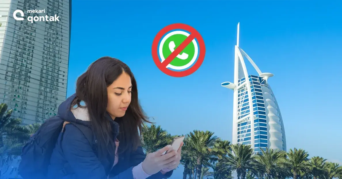 Seorang pengguna smartphone tampak sedang memeriksa gadgetnya dengan latar belakang gedung megah dan langit biru, mengindikasikan ketidaktersediaan aplikasi WhatsApp.