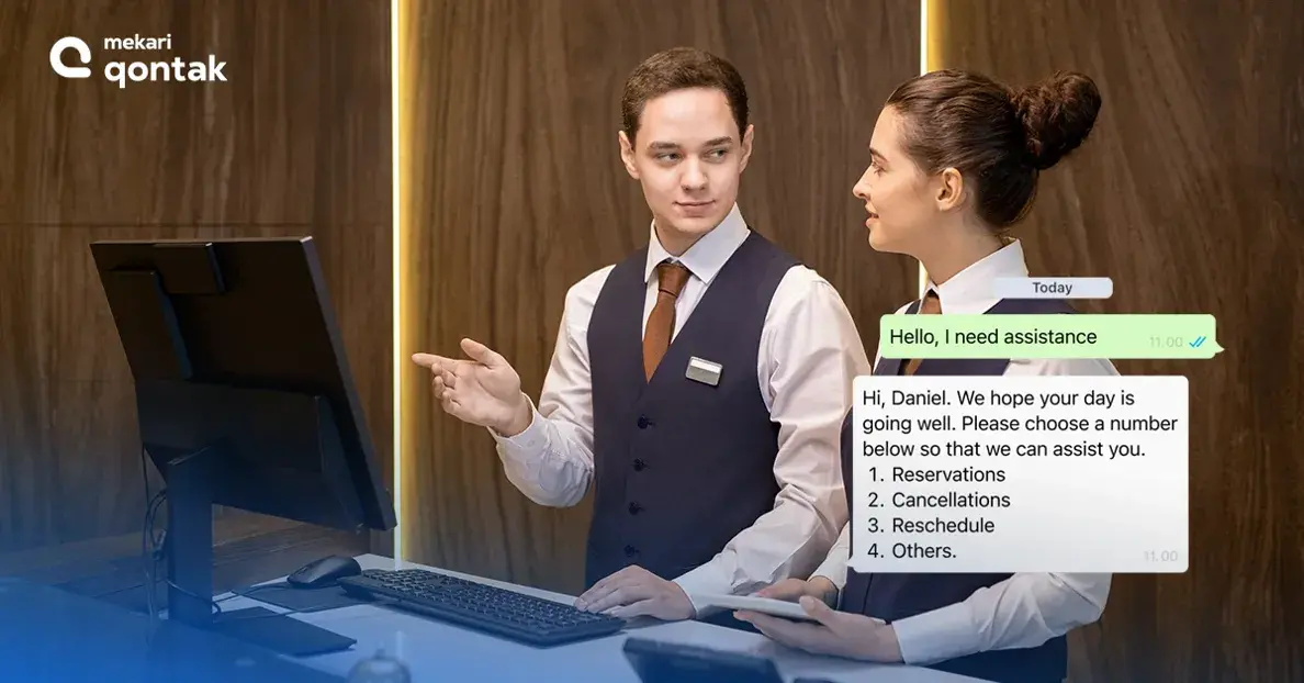 Seorang petugas layanan pelanggan berdiri di depan meja dengan komputer, memberikan bantuan kepada pengunjung melalui chat. Latar belakang kayu modern menambah suasana profesional.