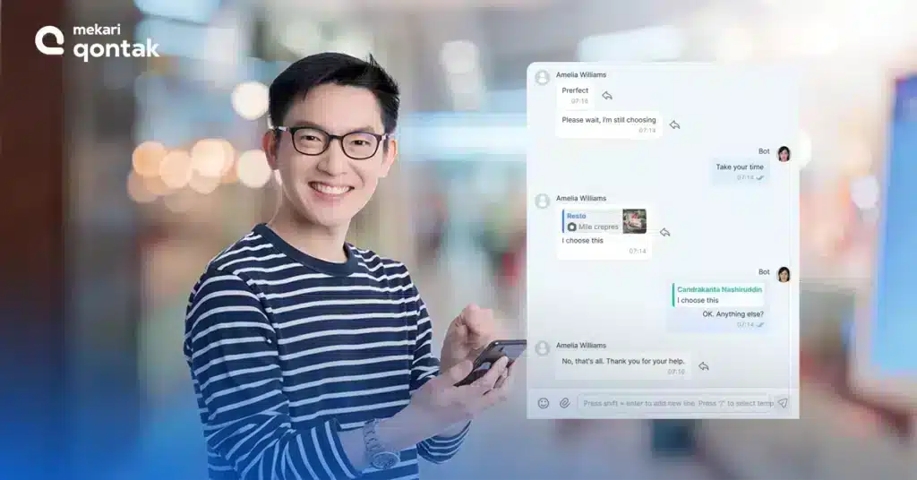 Featured Image NLP Chatbot Article Seorang pria memegang ponsel, terlibat dalam obrolan daring yang mencakup pilihan restoran, di sebuah lokasi yang nyaman dengan latar belakang bercahaya.