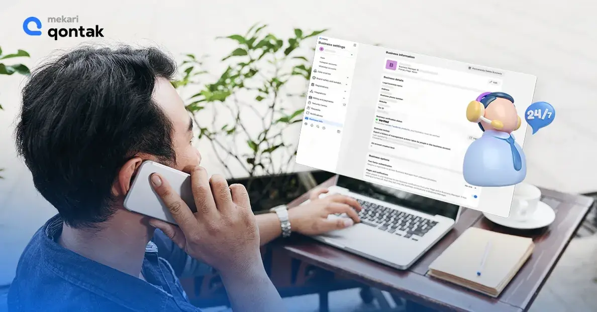 Seseorang berbicara di telepon sambil bekerja di laptop, dengan tampilan aplikasi dukungan pelanggan dan ikon layanan 24/7 di layar.