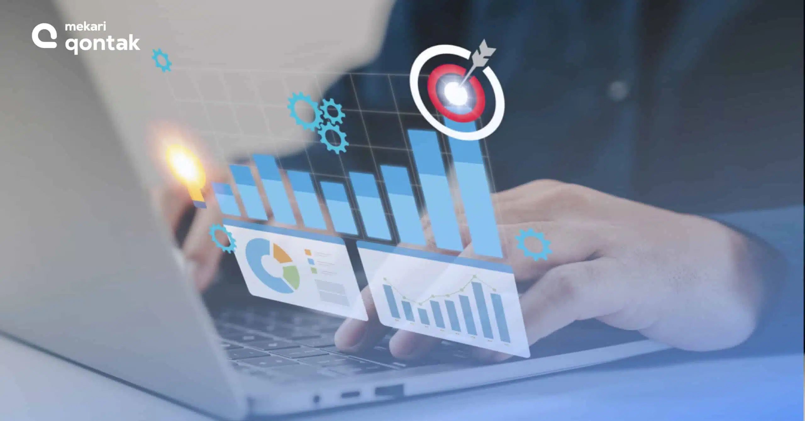 Grafik statistik muncul di layar laptop saat tangan seseorang mengolah data, mencerminkan analisis dan strategi dalam konteks digital.