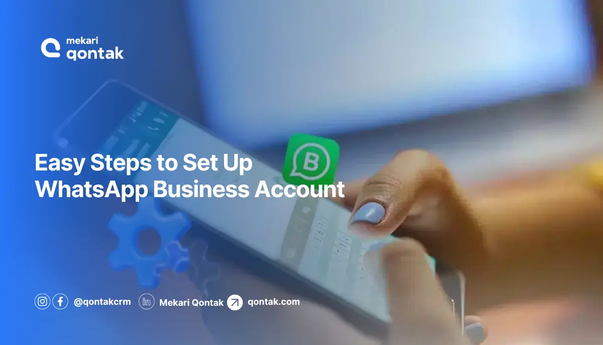 Seorang pengguna sedang mengoperasikan ponsel untuk mengakses panduan langkah mudah mendirikan akun WhatsApp Bisnis, dikelilingi oleh cahaya lembut.