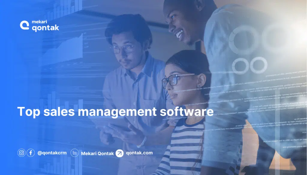 Top sales management software Tiga orang terlihat sedang berdiskusi di depan monitor yang menampilkan data analitik, mengindikasikan penggunaan perangkat lunak manajemen penjualan.