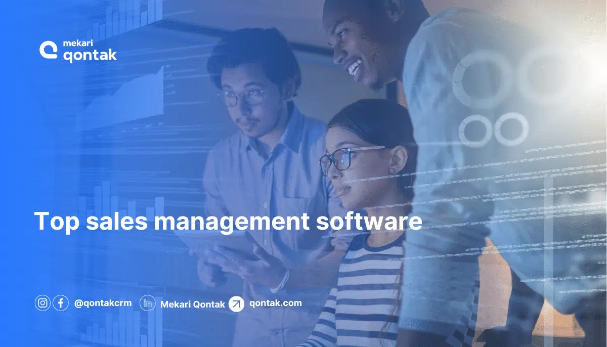 Tiga orang terlihat sedang berdiskusi di depan monitor yang menampilkan data analitik, mengindikasikan penggunaan perangkat lunak manajemen penjualan.