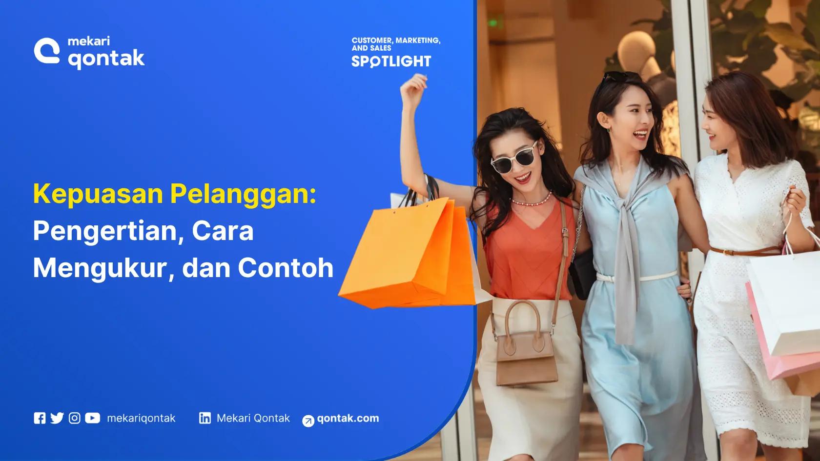 Empat wanita berbelanja di pusat perbelanjaan, menggenggam tas belanja warna cerah, sambil tersenyum dan berbincang-bincang dengan ceria.