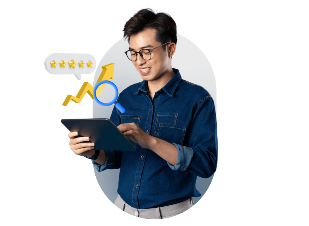 Seseorang memegang tablet, mengevaluasi ulasan dengan simbol bintang, grafik naik, dan kaca pembesar di latar belakang, menunjukkan analisis data.
