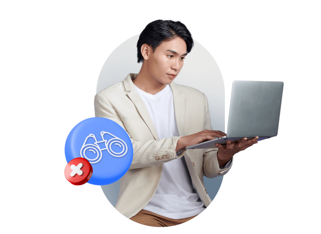 Seorang pria berpakaian blazer terang sedang menggunakan laptop, berinteraksi dengan ikon yang menunjukkan tindakan terkait dengan sepeda. Latar belakangnya gelap.
