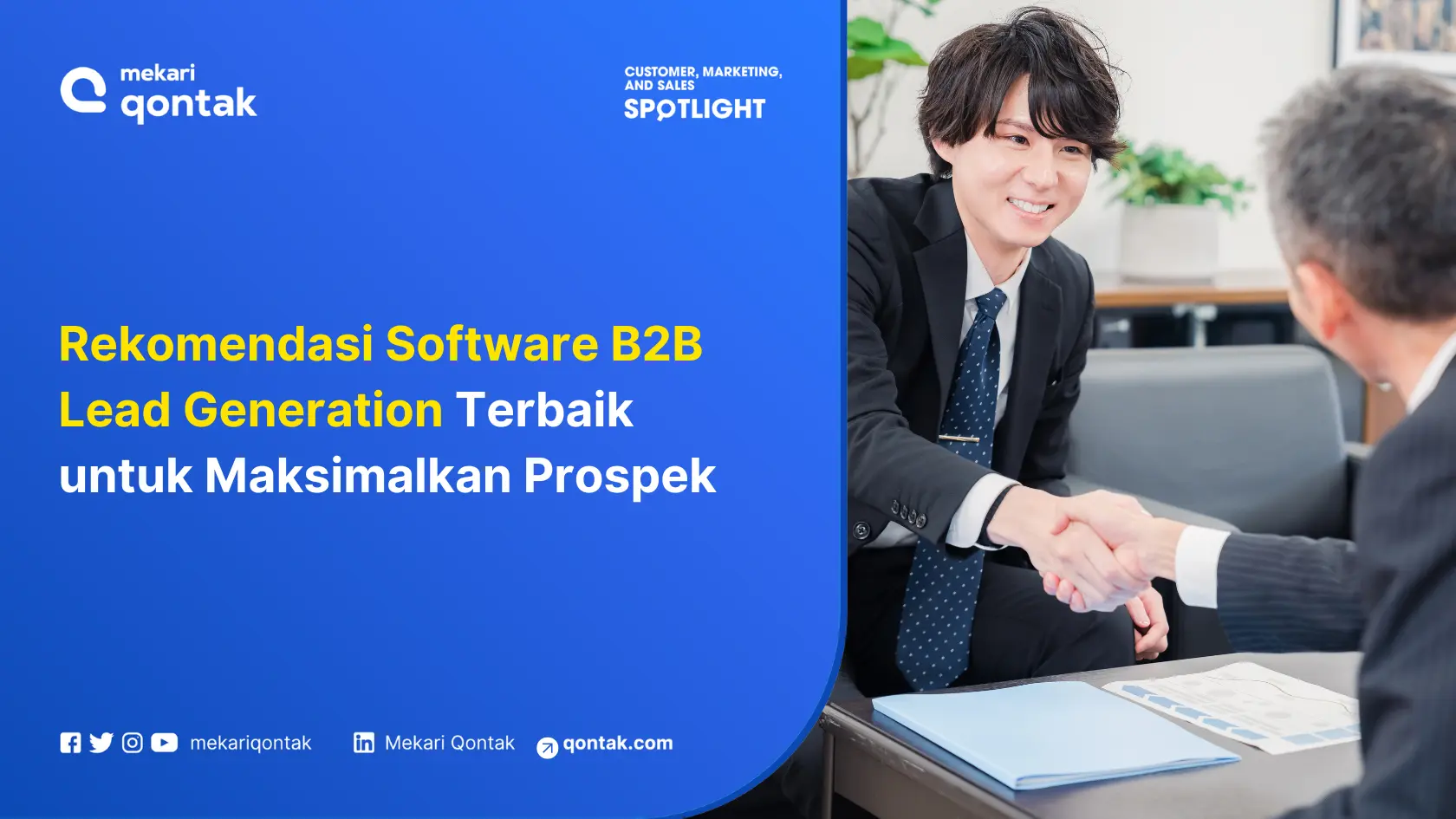 Dua profesional yang mengenakan jas sedang bersalaman di dalam ruangan kantor modern, dengan dokumen dan peralatan kerja di meja.