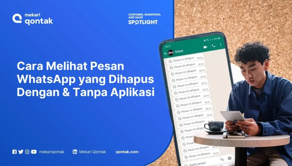 Cara Melihat Pesan WhatsApp yang Dihapus Tanpa Aplikasi Pengguna memegang ponsel yang menampilkan daftar pesan WhatsApp. Teks menjelaskan cara melihat pesan yang dihapus, baik dengan aplikasi maupun tanpa. Latar belakang menunjukkan suasana kafe yang nyaman.