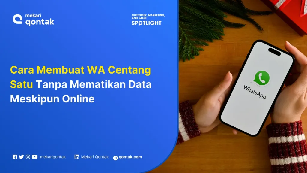 cara-membuat-wa-centang-satu-tanpa-mematikan-data-meskipun-online Sebuah ponsel dipegang di atas meja kayu, menampilkan aplikasi WhatsApp dengan teks petunjuk cara mengubah status centang satu tanpa mematikan data.