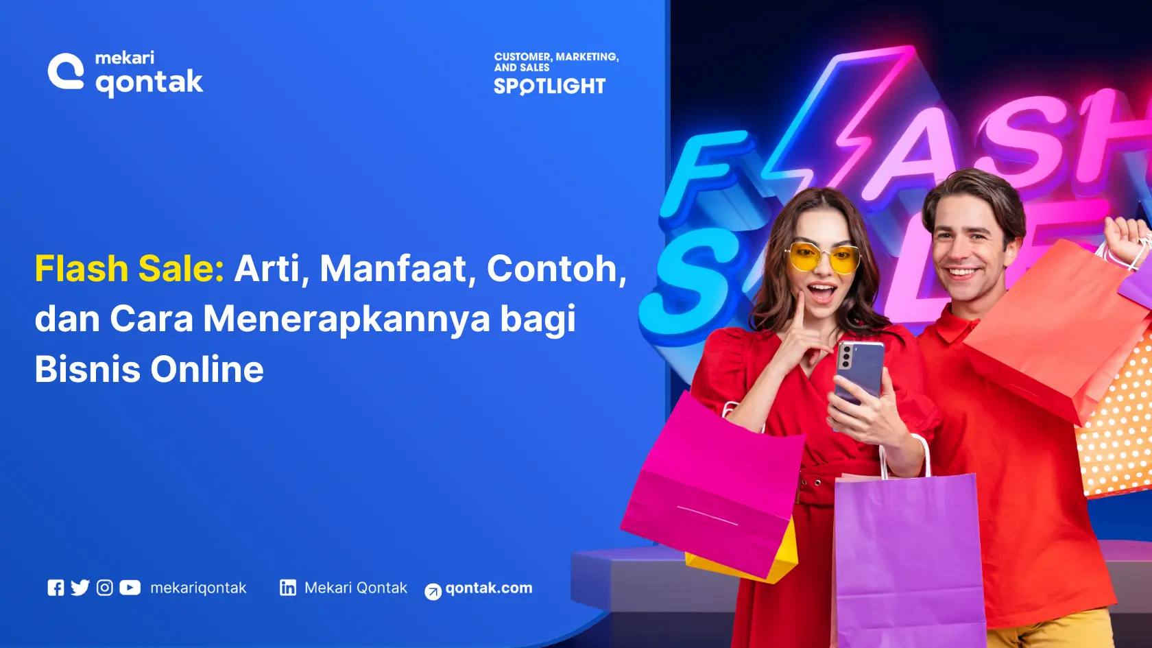 Dua orang berdiri di depan latar belakang berwarna cerah dengan tulisan "Flash Sale", memegang ponsel dan kantong belanja warna-warni, siap berbelanja.