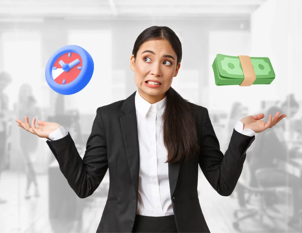Seorang wanita mengenakan jas bisnis membawa jam dan uang di kedua tangannya, menonjolkan perbandingan antara waktu dan keuangan, dalam suasana kantor.