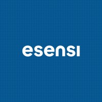 Logo putih bertuliskan "esensi" tampak di atas latar belakang biru. Desain simpel ini mencerminkan identitas merek yang modern dan minimalis.