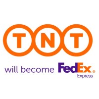Logo TNT menampilkan tiga lingkaran oranye dengan inisial "TNT" di dalamnya, dan teks yang menyatakan bahwa TNT akan bertransformasi menjadi FedEx Express, menandakan perubahan merek.
