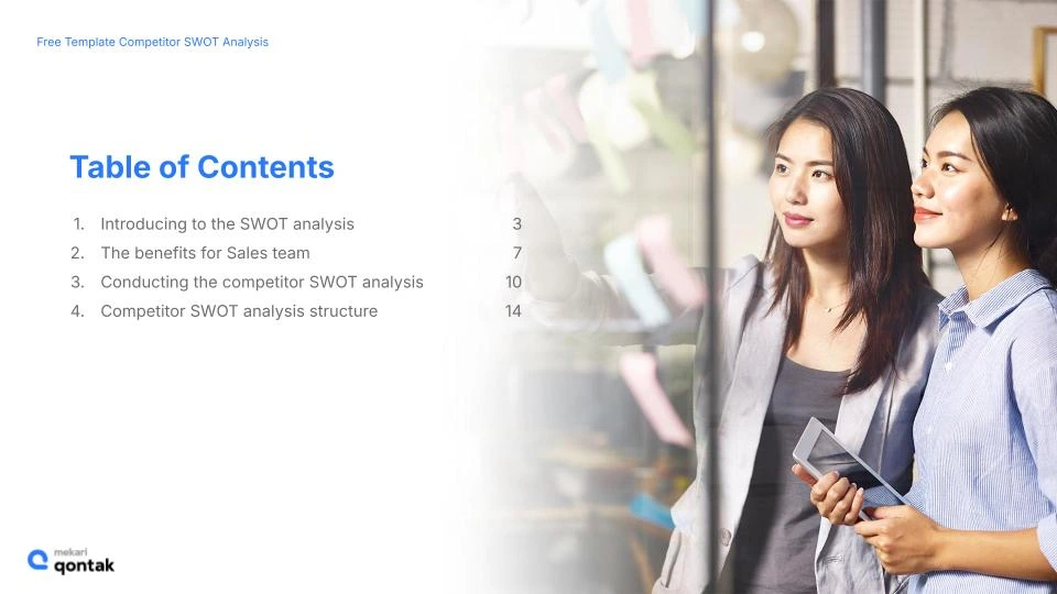 Dua wanita berdiskusi sambil melihat dokumen tentang analisis SWOT, dikelilingi oleh lingkungan kerja yang profesional dan berwarna-warni.