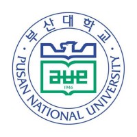 Lambang Pusan National University menampilkan buku terbuka dengan simbol pusat, mencerminkan nilai akademis dan sejarah pendidikan yang dimulai sejak 1946.
