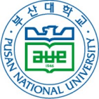 Logo Universitas Pusan National menampilkan lambang terbuka dengan teks dan tahun berdirinya, mencerminkan identitas akademis dan sejarah institusi tersebut.
