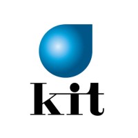 Simbol bulat biru dengan titik di tengah menunjukkan identitas kuat dari KIT, menciptakan kesan profesional dan modern dalam konteks teknologi.
