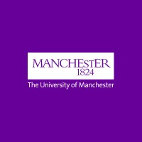 Logo Universitas Manchester menampilkan nama lembaga dengan tanggal pendirian, di atas latar ungu, mencerminkan identitas dan tradisi akademisnya.