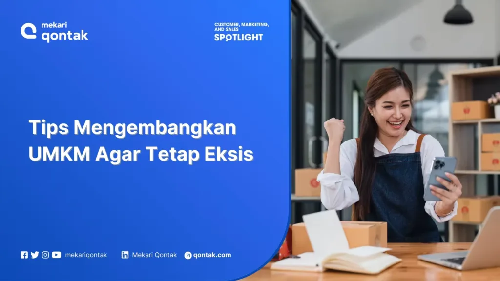 Ilustrasi Tips Efektif Mengembangkan Umkm Sukses Di Era Digital Seorang wanita tersenyum sambil memegang ponsel di ruang kerja modern, dikelilingi oleh kotak-kotak dan laptop, menunjukkan semangat untuk bisnis UMKM.