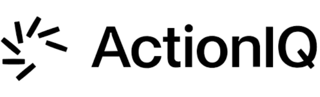 Logo ActionIQ menampilkan teks besar dengan gaya modern. Simbol di sebelah kiri menggambarkan ide inovasi dan analisis data dalam konteks teknologi bisnis.