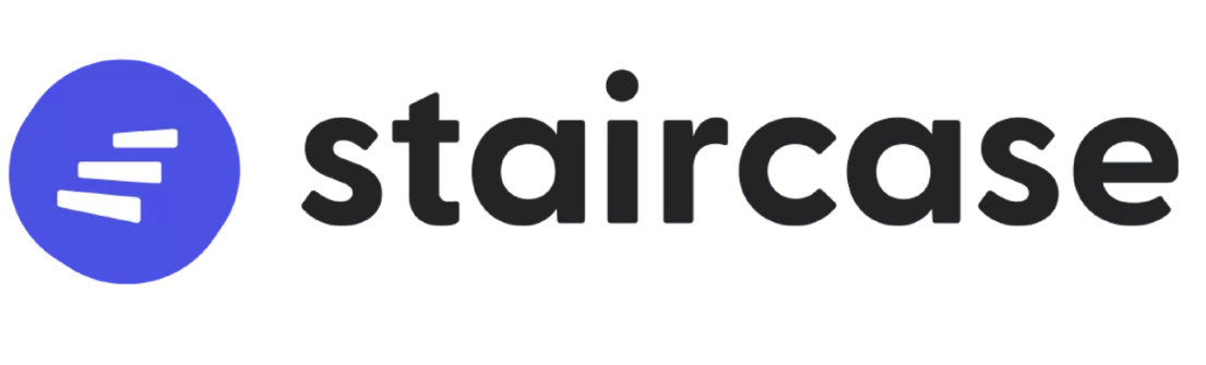Logo biru dengan simbol tangga dan teks "staircase" mencerminkan layanan atau produk yang berhubungan dengan pengembangan atau peningkatan, berorientasi pada kemajuan.