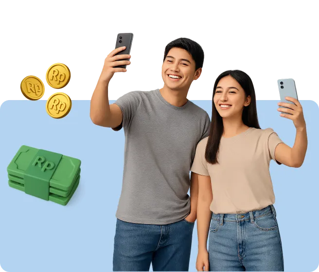 Dua orang berpose untuk selfie dengan ponsel di tangan, dikelilingi koin dan uang kertas mainan dengan tulisan 'Rp', menciptakan suasana hangat dan santai.