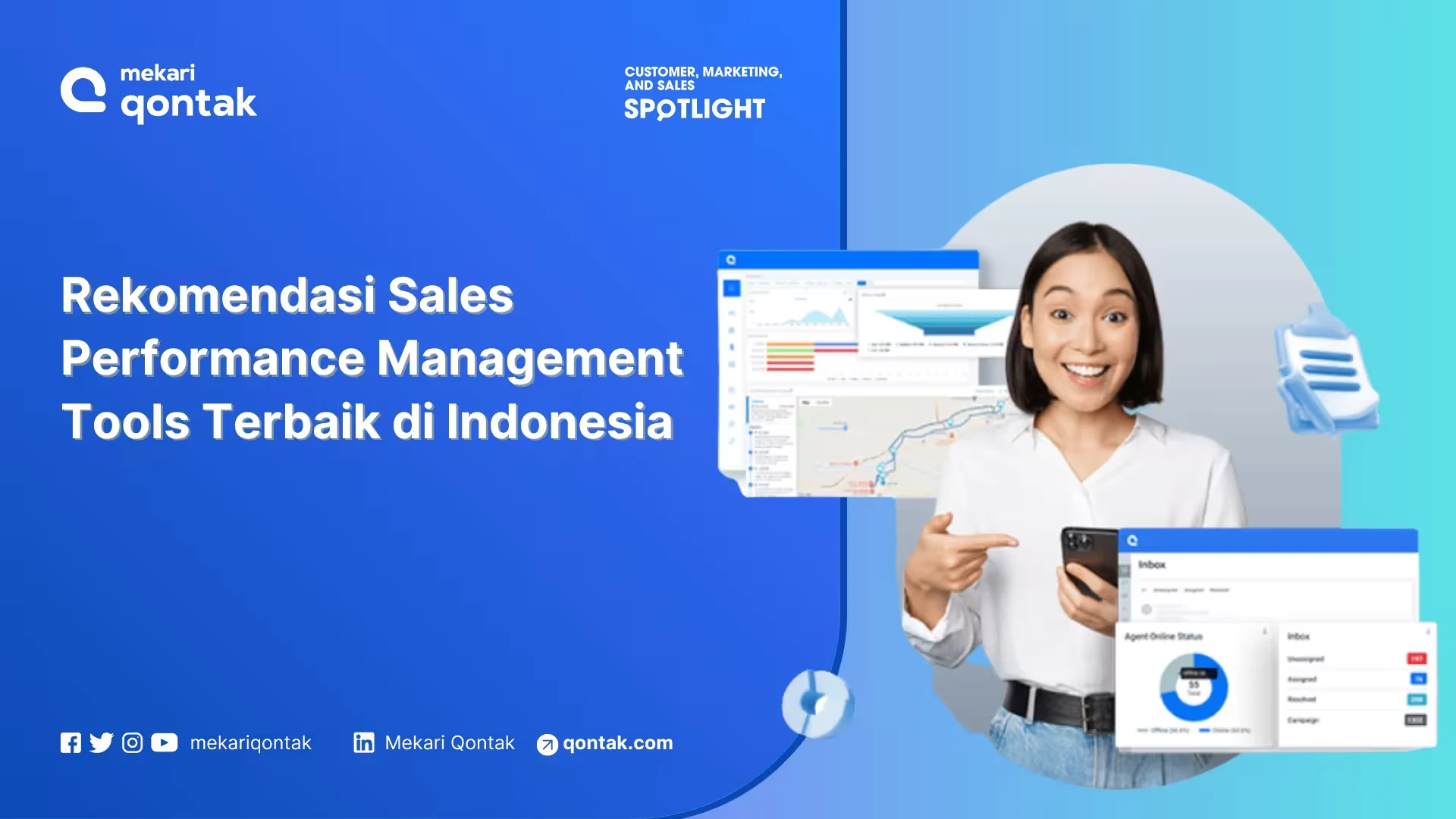 Seorang wanita memegang ponsel dan tersenyum, sementara tampilan perangkat lunak manajemen kinerja penjualan ditampilkan di latar belakang dengan desain modern.