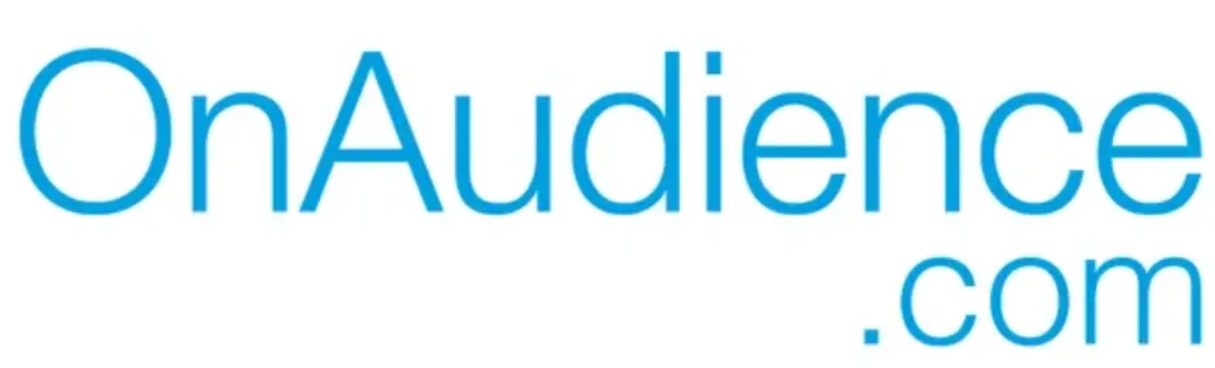 Teks berwarna biru menggambarkan nama situs web yang berfokus pada analisis dan strategi audiens, tidak ada latar belakang rumit.