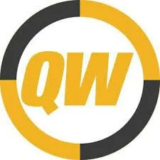 Logo berwarna kuning dan hitam ini menampilkan huruf "QW" di tengah lingkaran. Desain simpel menunjukkan identitas merek dengan jelas.