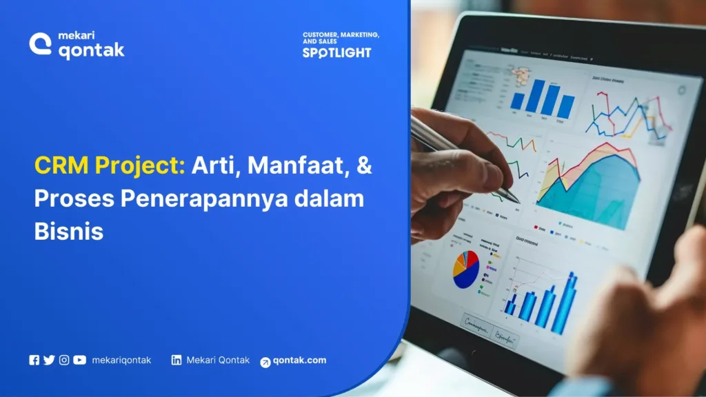 Ilustrasi CRM Project: Arti, Manfaat, dan Proses Penerapannya dalam Bisnis Tangan memegang pena sedang mencatat data di perangkat tablet, dengan grafik dan diagram berwarna yang menunjukkan analisis proyek CRM untuk bisnis.